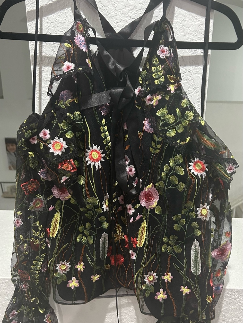 Alexis size L Floral Embroidered Black Women’s cold shoulder top